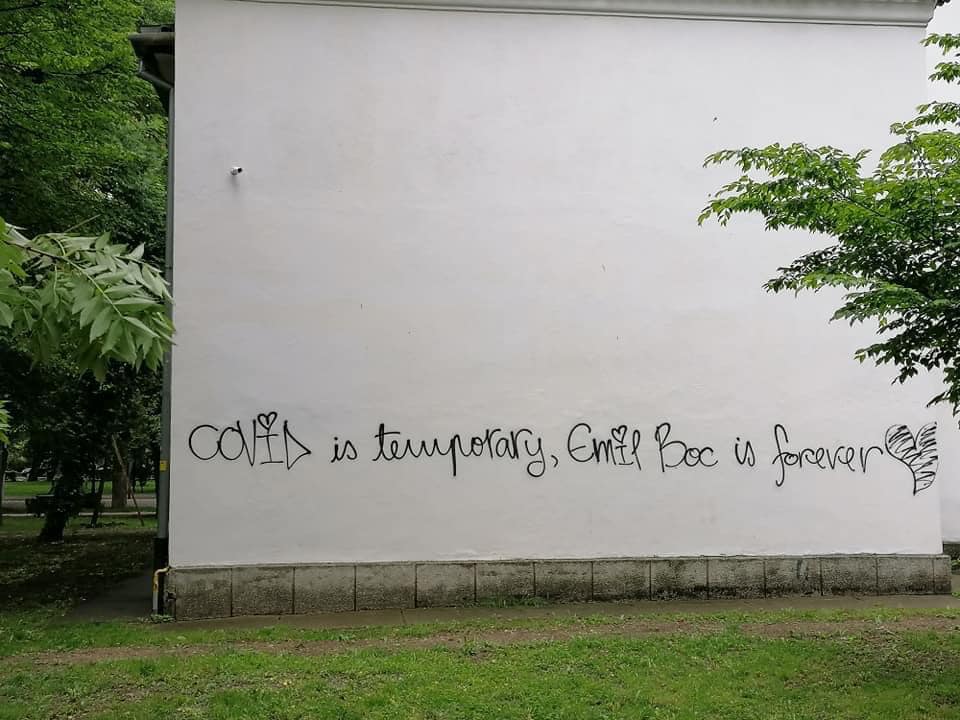 FOTO: Oana Gui / Clujenii îi fac declarații de dragoste primarului Emil Boc pe zidurile din oraș