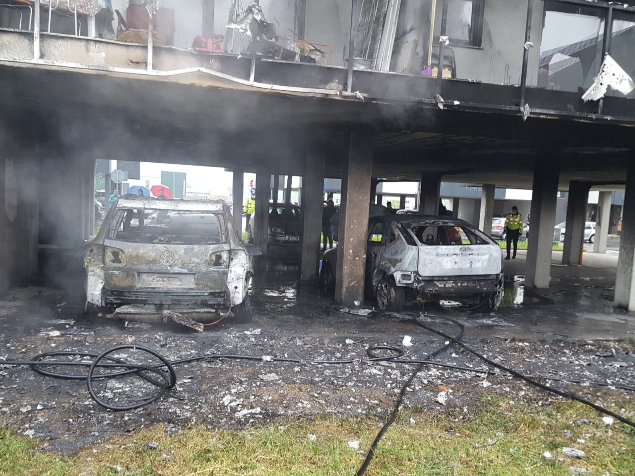 INCENDIU PUTERNIC! Două mașini și un bloc au luat foc langă Cluj-Napoca