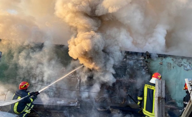 Incendiu la locuința unei bătrâne de 60 de ani din cauza unui aragaz lăsat nesupravegheat