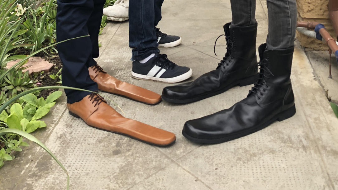Un meșter din Cluj a inventat pantofii de DISTANȚARE SOCIALĂ. Cât costă o pereche?