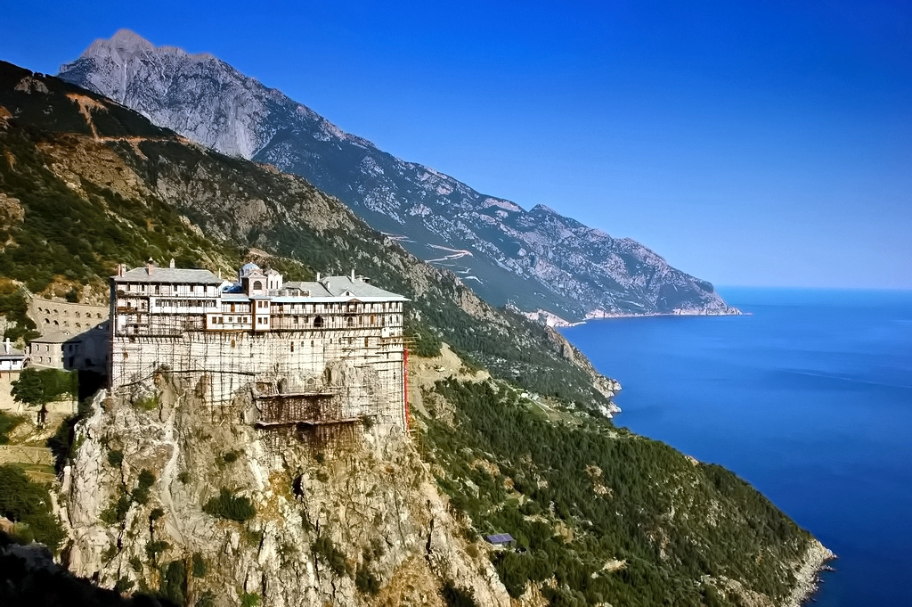 Izolare fără mâncare sau medicamente. Călugării de pe Muntele Athos trec printr-o situație DISPERATĂ