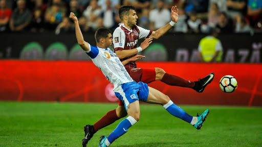 George Țucudean într-un duel cu un fotbalist de la Universitatea Craiova