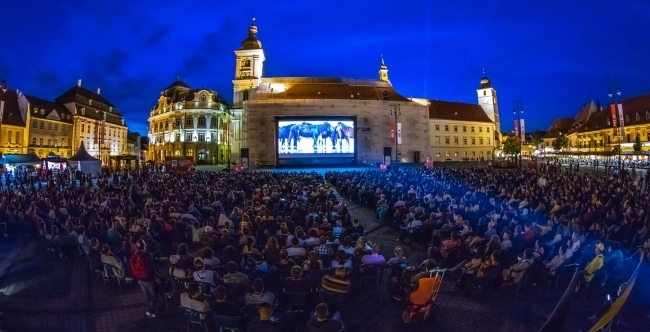 Clujenii urmărind un film la TIFF în Piața Unirii
