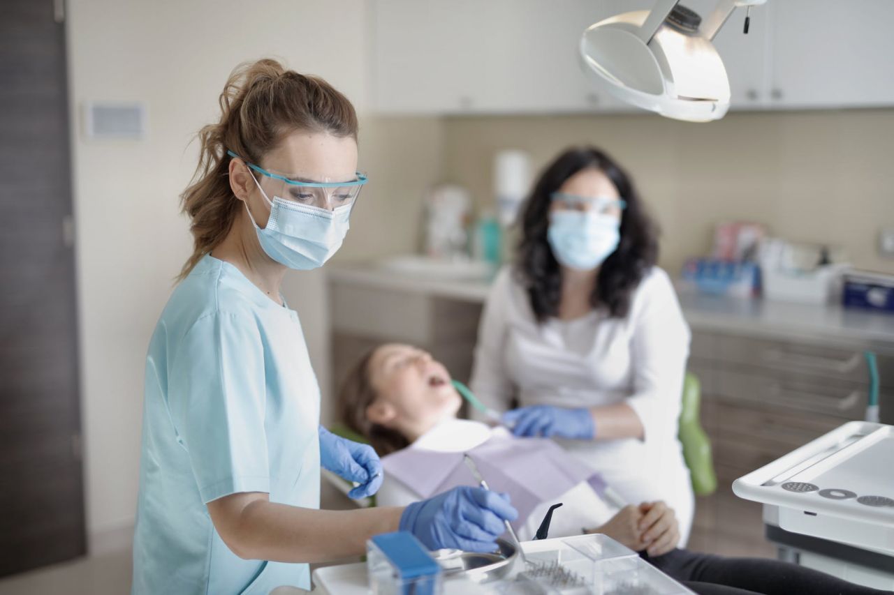 Foto: pexels.com O programare la dentist îi costă pe clujeni mai mulți bani