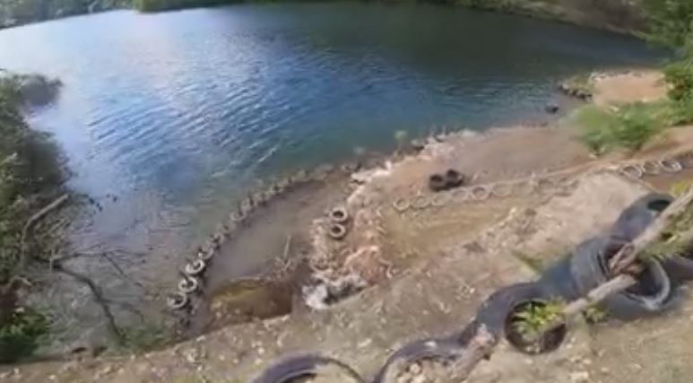 Sute de cauciucuri au fost depozitate pe malul lacului Someșul Cald din județul Cluj