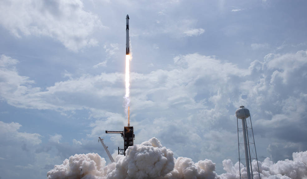 O rachetă SpaceX Falcon 9 care transportă nava spațială Crew Dragon a companiei este lansată de la Complexul Launch 39A din misiunea SpaceX Demo-2 a NASA către Stația Spațială Internațională cu astronauții NASA Robert Behnken și Douglas Hurley la bord, sâmbătă, 30 mai 2020, la Kennedy Space de la NASA Centru în Florida. Credite: NASA / Bill Ingalls