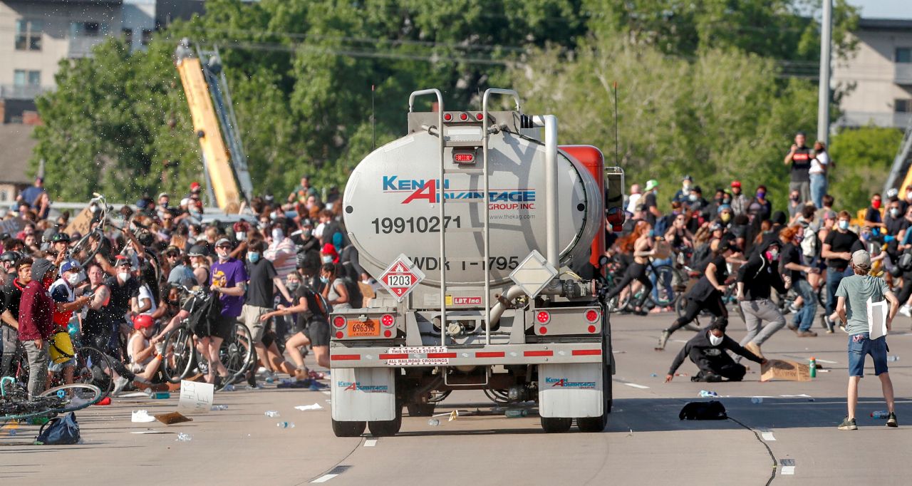 Un camion cisternă a fost la un pas să provoace o tragedie la protestele din SUA