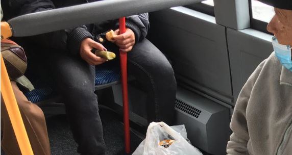 O femeie a fost surprinsă mâncând salam și murăruti în autobuz