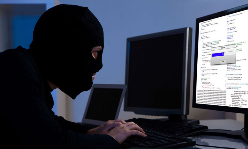 Hackeri atacând conturi online