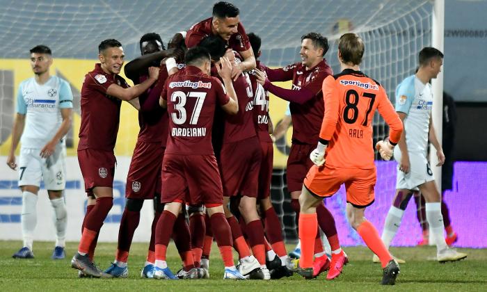 Jucătorii de la CFR Cluj sărbătorind un gol în meciul cu FCSB