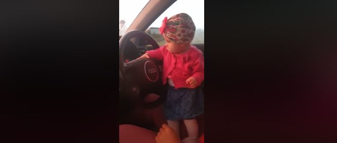 Fetiță la volan