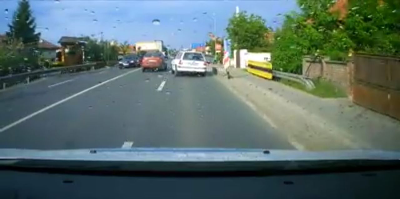 VIDEO. Accident spectaculos în Florești, suprins de o cameră de bord
