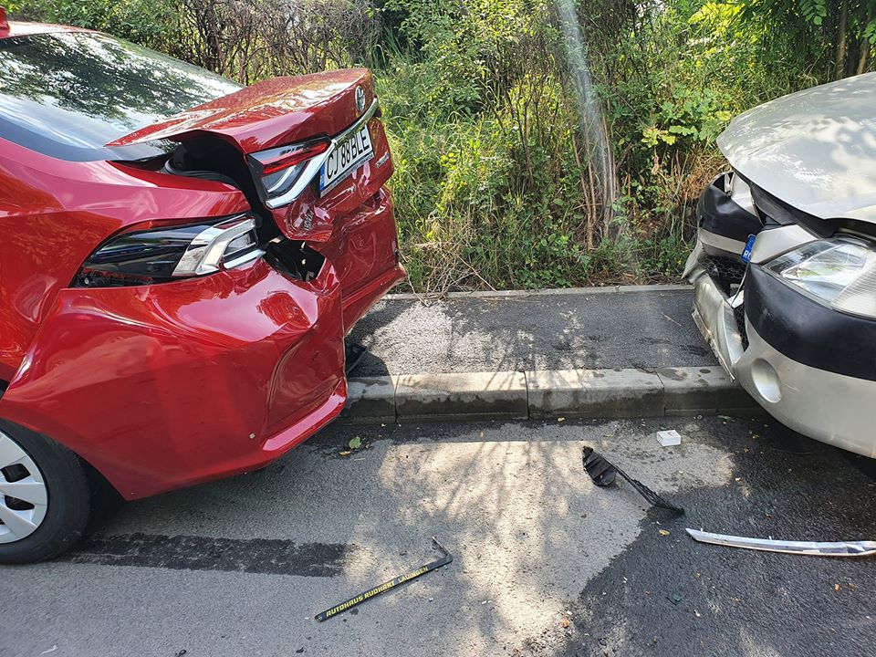 Accident pe Strada Herculane din Cluj-Napoca. Un șofer a avariat patru mașini parcate