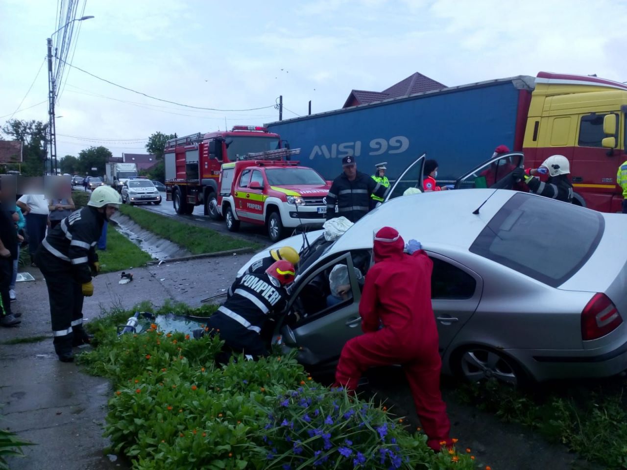 Accident în localitatea clujeană Urișor. Două persoane au rămas încarcerate