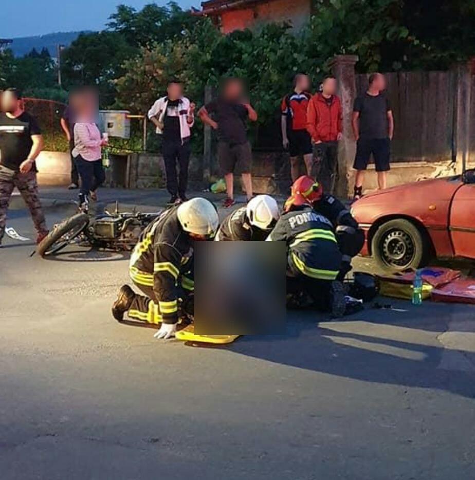 Accident între o mașină și o motocicletă într-o intersecție din Cluj-Napoca