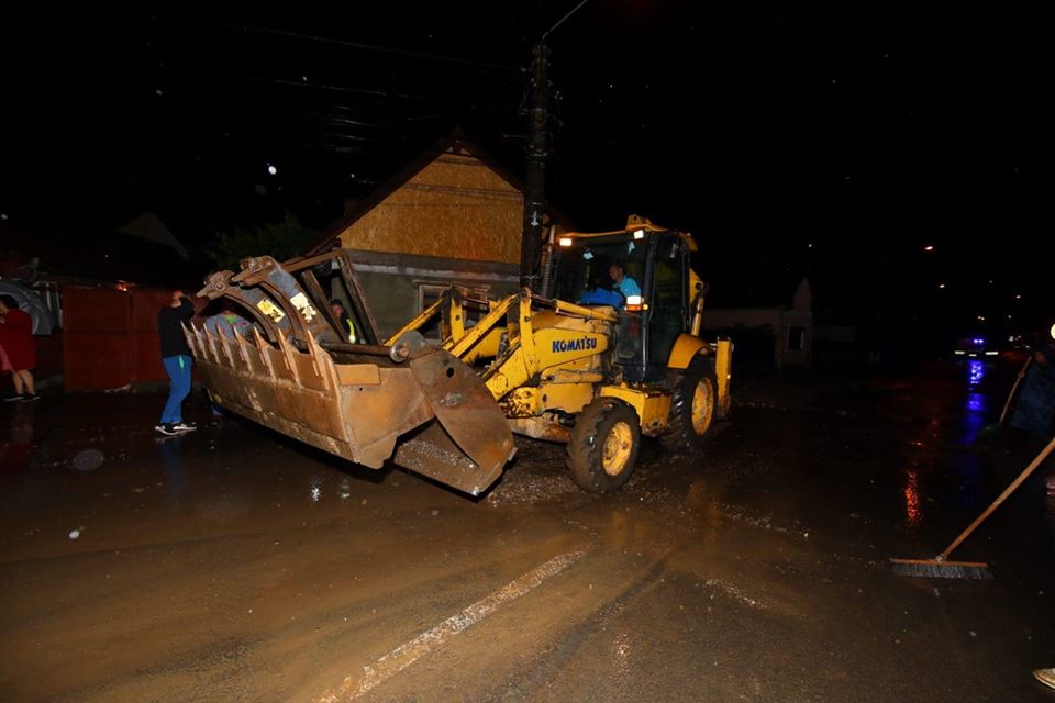 Dezastru după furtuna de la Cluj. Drumuri blocate, case inundate și copaci doborâți. FOTO