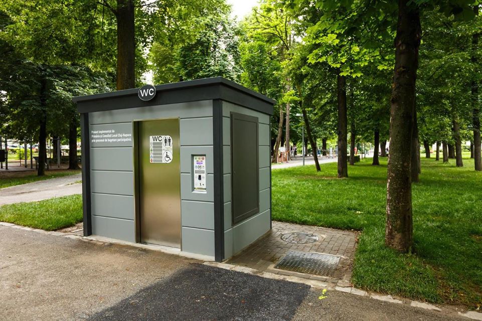 Parcel color Seraph Fără urinat în spațiile publice! Unde au fost instalate noile WC-uri  moderne din Cluj? FOTO
