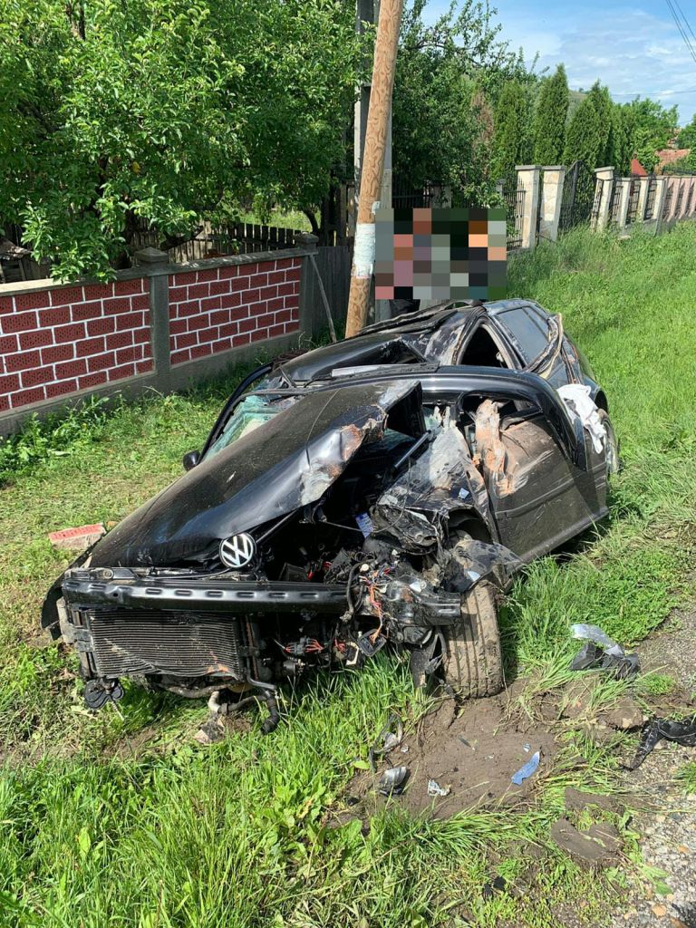 ACCIDENT MORTAL pe DN16. Un șofer, distras de telefonul mobil a ajuns cu mașina într-un gard