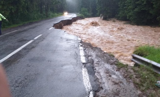 VIITURA „a măturat” două porțiuni de drum din județ. Clujenii afectați de inundații ar putea fi DESPĂGUBIȚI de Guvern