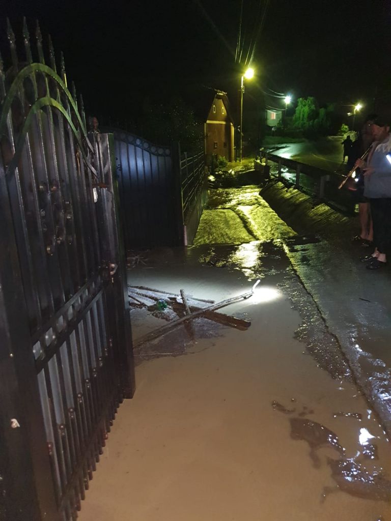 Inundaţiile au făcut ravagii în judeţul Cluj. Mai multe localităţi afectate în urma fenomenelor meteo de aseară
