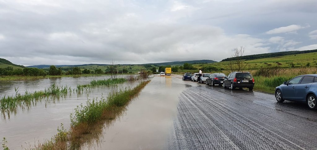 Drumul care leagă Clujul de Zalău „a intrat la apă”. Circulația, blocată de inundații