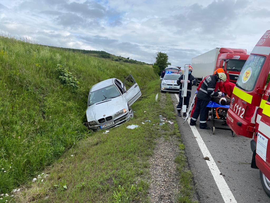 Un șofer băut a ajuns cu BMW-ul în șant între Turda și Cluj-Napoca! Bărbatul a fost transportat la spital