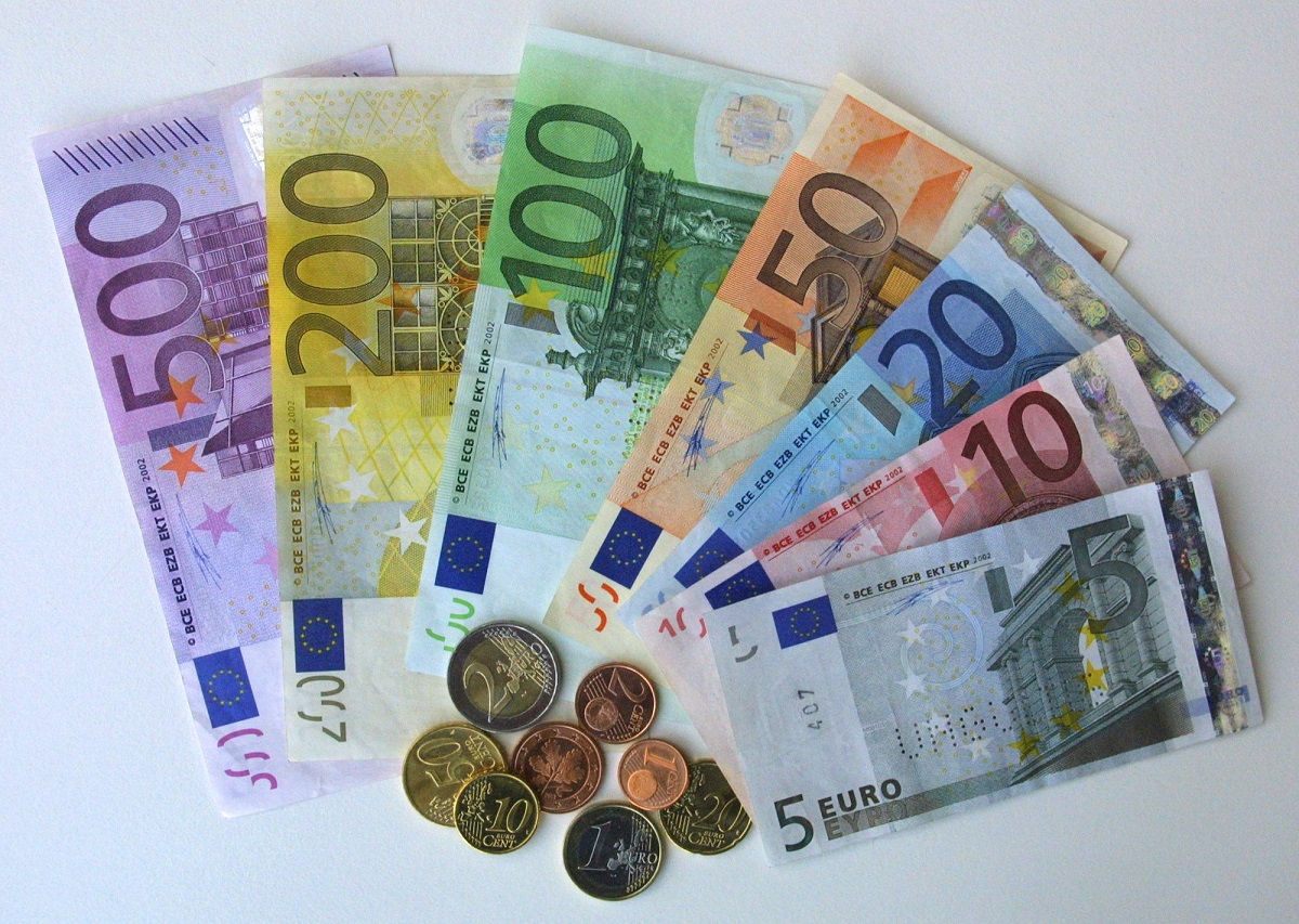 ANALIZA VALUTARĂ. Euro se apropie de maximul istoric