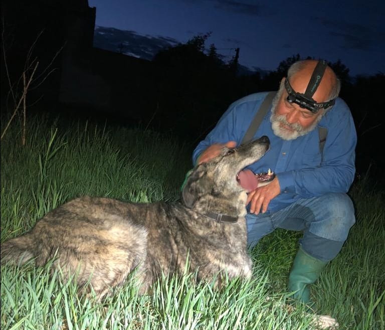 FOTO: Radu Țermure, cu unul dintre câinii pe care i-a salvat