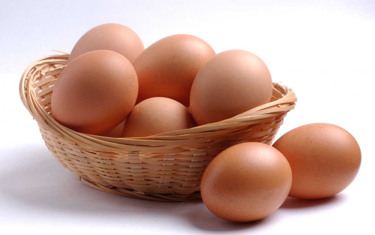 Ouă toxice. Cât timp rezistă ouăle crude sau fierte la frigider