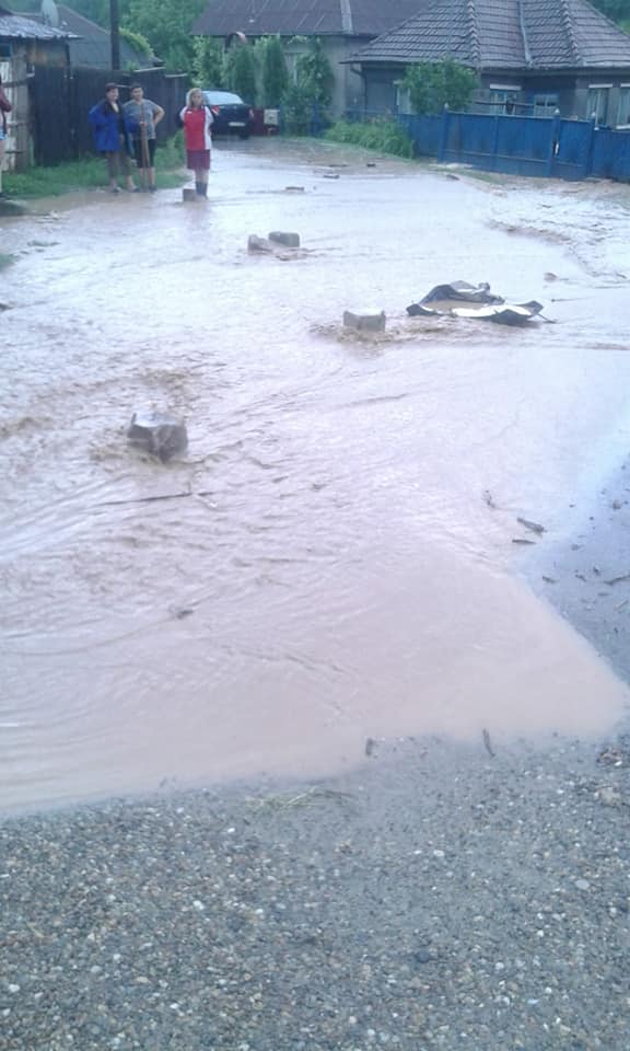 O ploaie zdravănă a inundat localitatea Tăuţi
