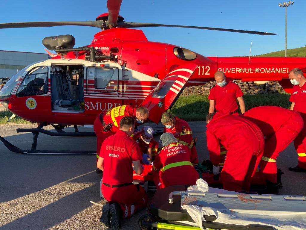 Un copil a fost transportat cu elicopterul SMURD la spital după ce a fost lovit de o mașină
