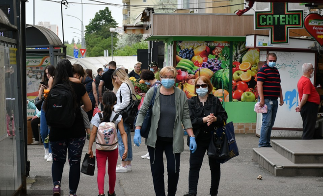 Oameni pe stradă cu mască Cluj foto: Paul Gheorgheci monitorulcj.ro