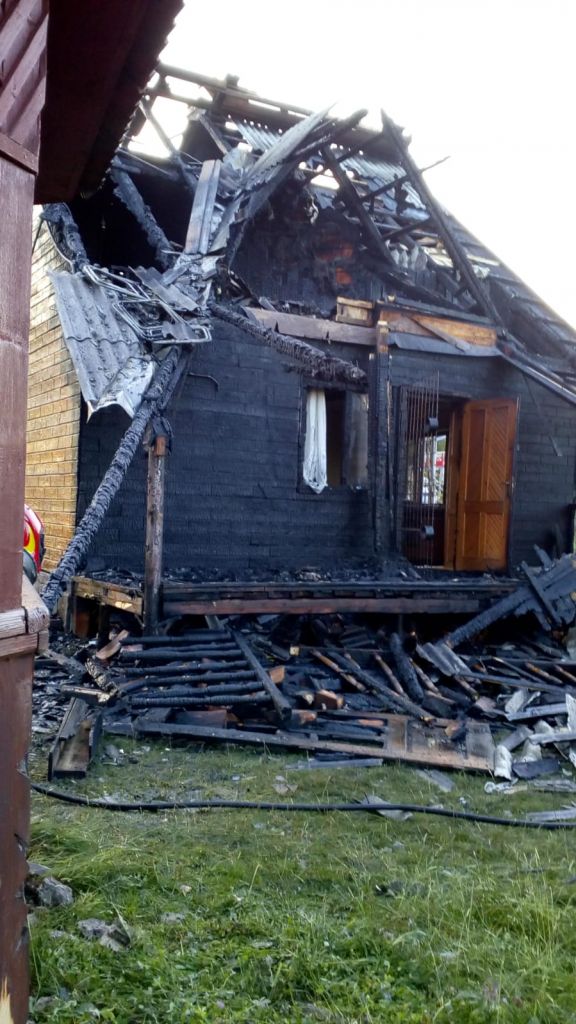 O cabană din Mărișel a fost MISTUITĂ de flăcări după ce a fost lovită de un FULGER