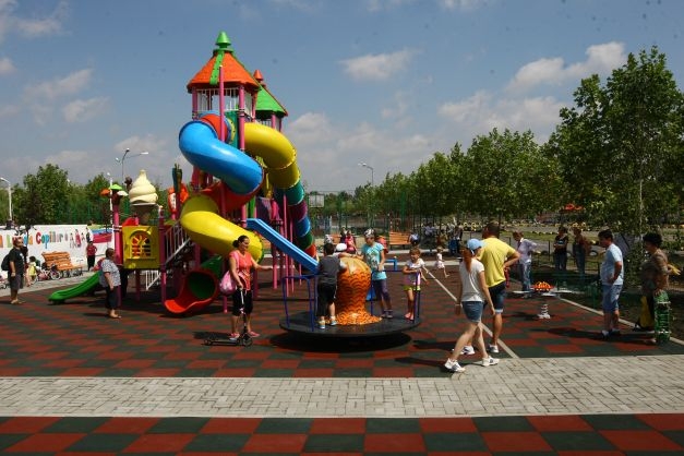 EXCLUSIV. Doi vietnamezi au făcut SCANDAL într-un parc de copii. A intervenit poliția