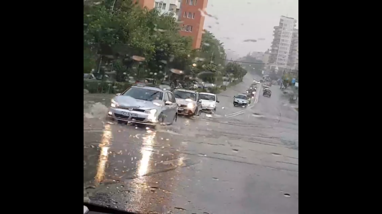 Ploaia a paralizat orașul! Mai multe străzi blocate și ambuteiaje după ploaia torențială