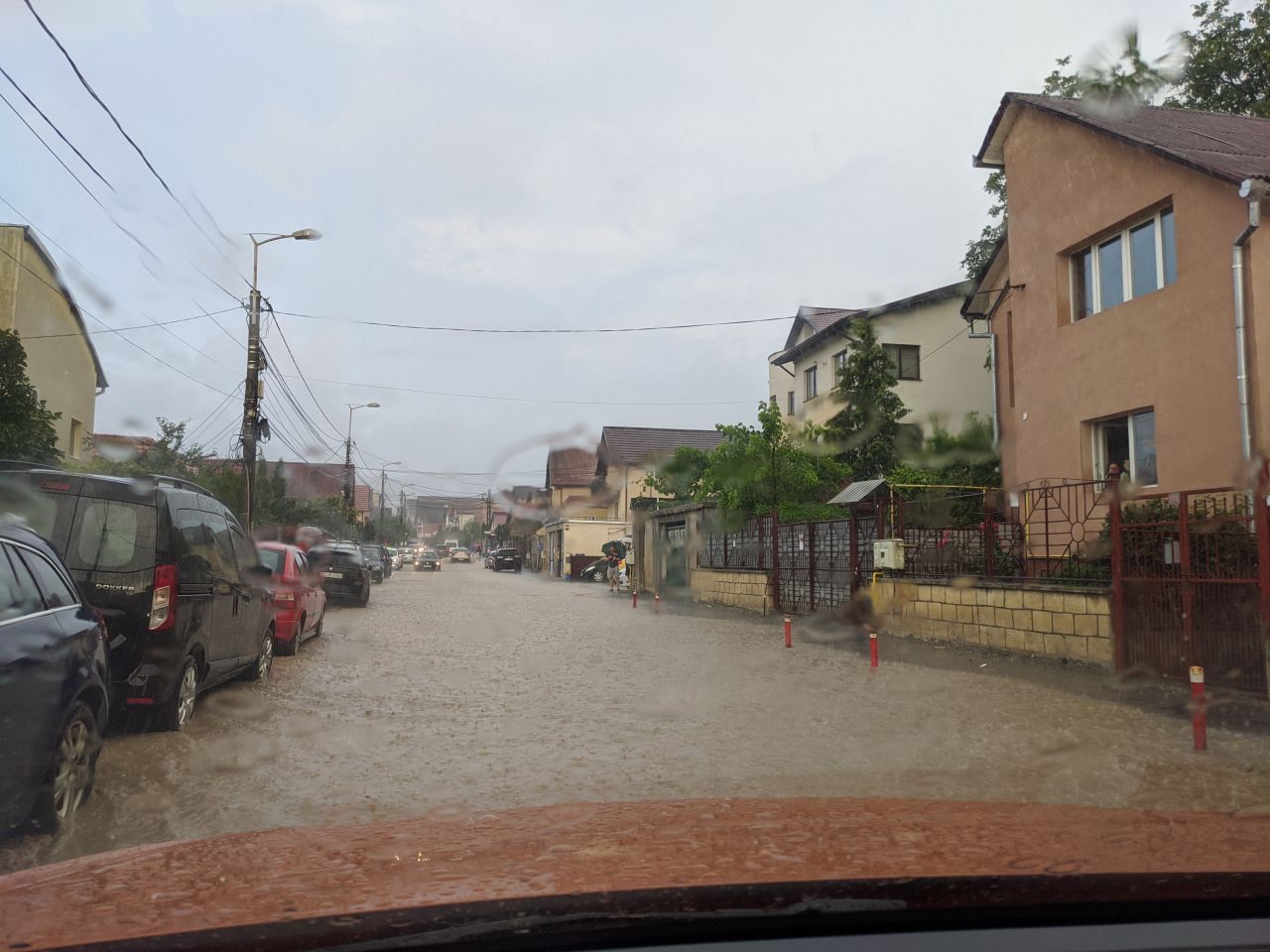 Inundațiile au făcut ravagii în Cluj-Napoca și Florești. Pompierii au acționat întreaga noapte