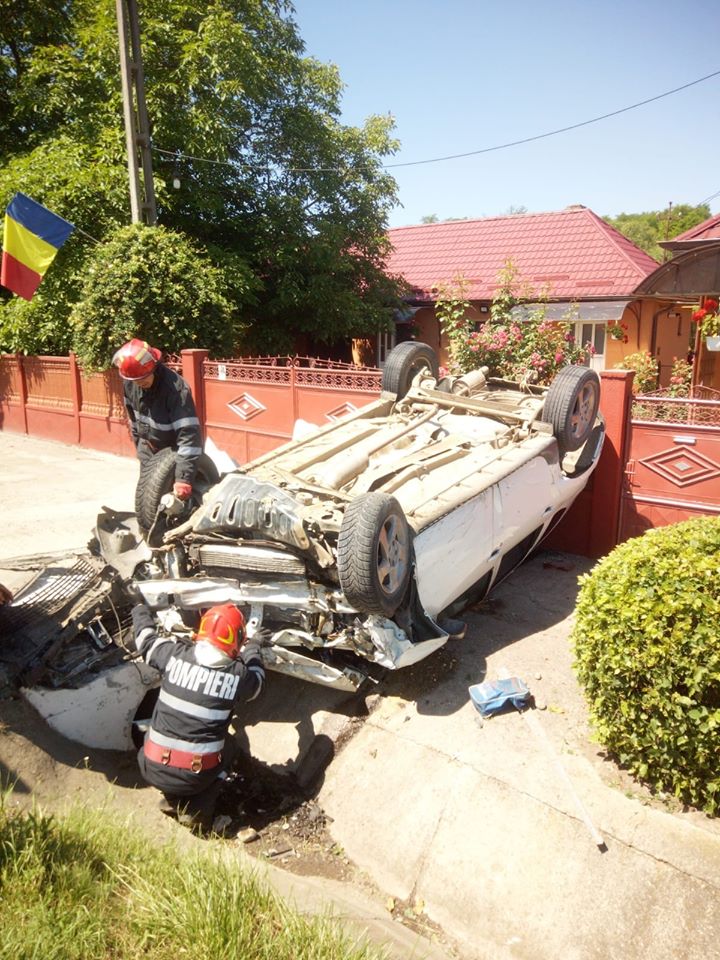 Accident între Cluj și Gherla. Un șofer septuagenar „s-a dat peste cap” cu mașina