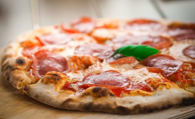 Pizza COVID Delux sau Burger Antidot? Un restaurant a profitat de pandemie și s-a rebranduit