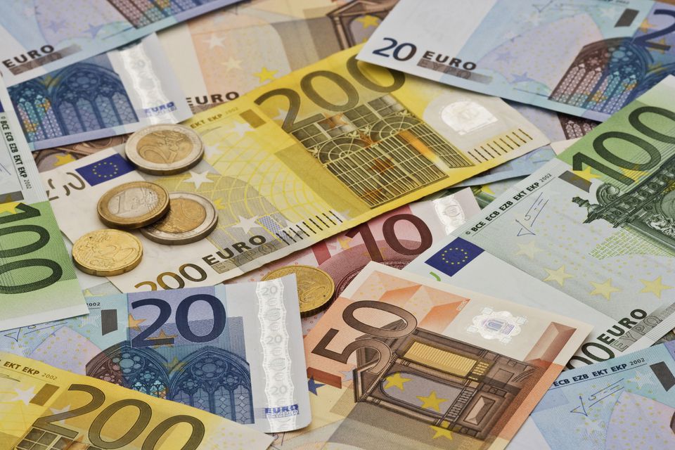 CURS VALUTAR. Euro s-a apropiat la 0,1 bani de maximul istoric