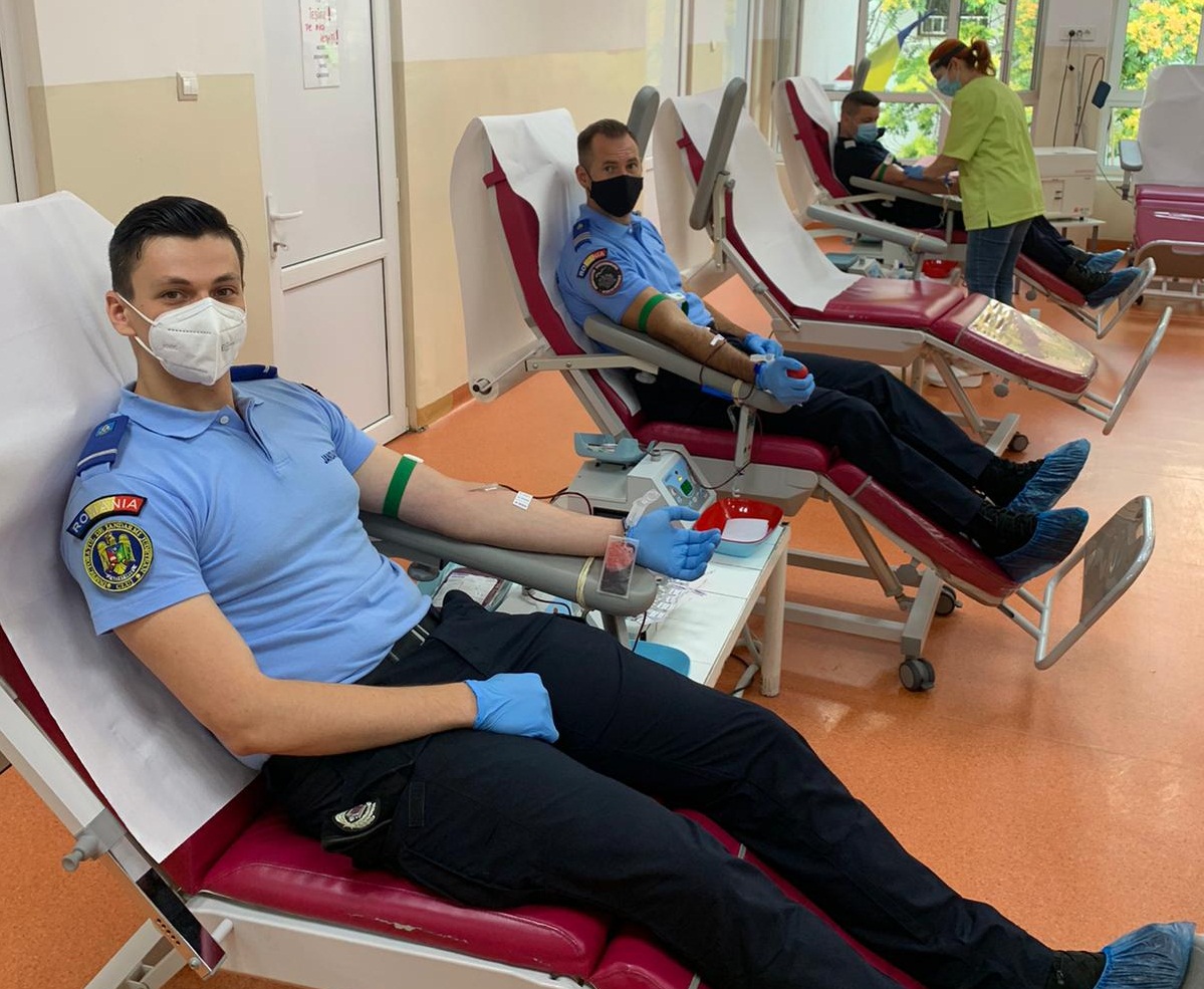 Jandarmii clujeni au donat sânge și îndeamnă cetățenii să facă la fel. Numărul donatorilor, infim