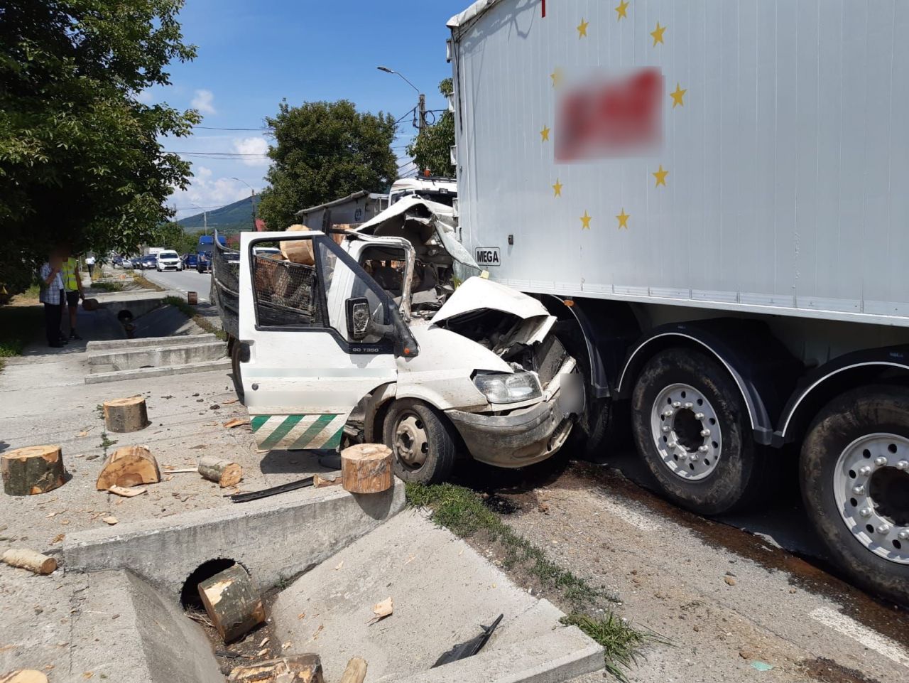 ACCIDENT GRAV în Urișor! O camionetă a intrat într-un TIR