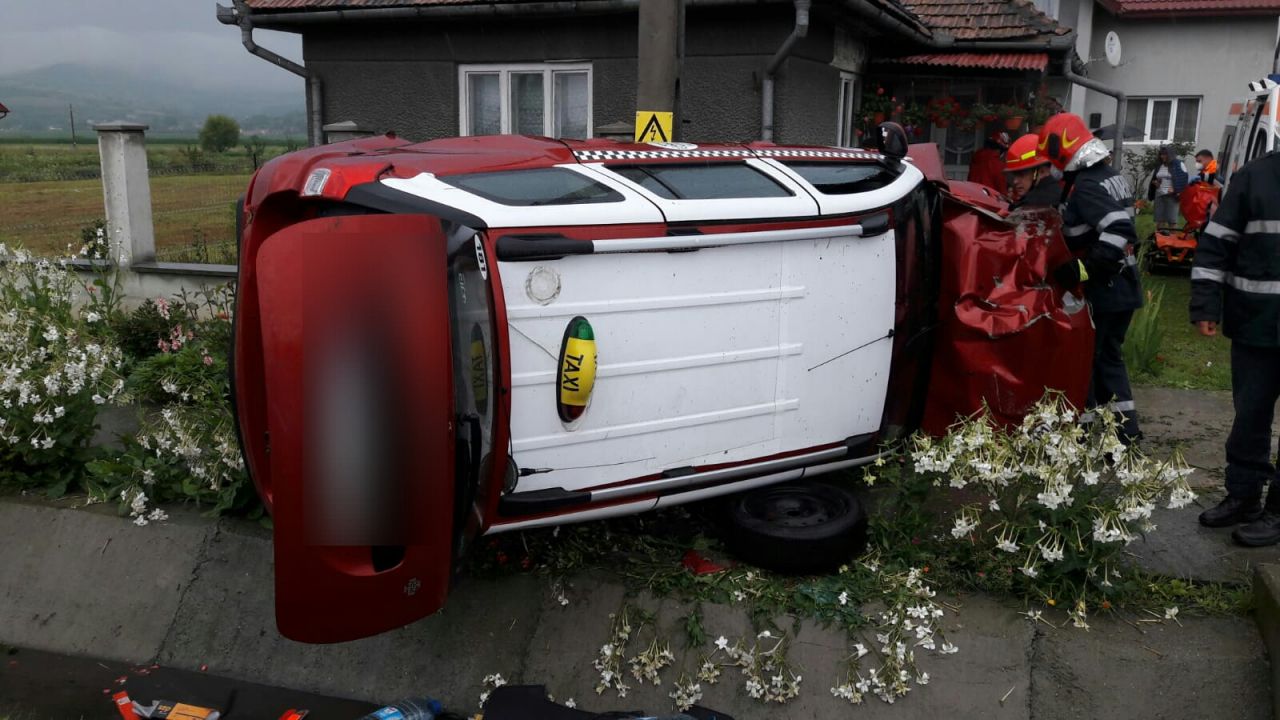 FOTO Ziua răsturnărilor! Două accidente, două mașini răsturnate pe șoselele din Cluj, sursă foto: ISU Cluj