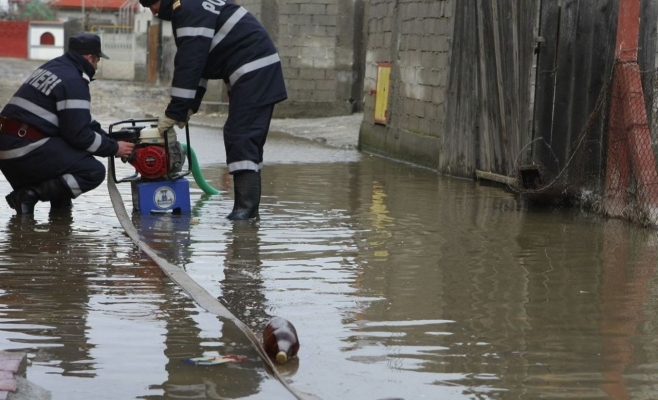 Inundații în Băișoara, după ploile de noaptea trecută. Au intervenit pompierii