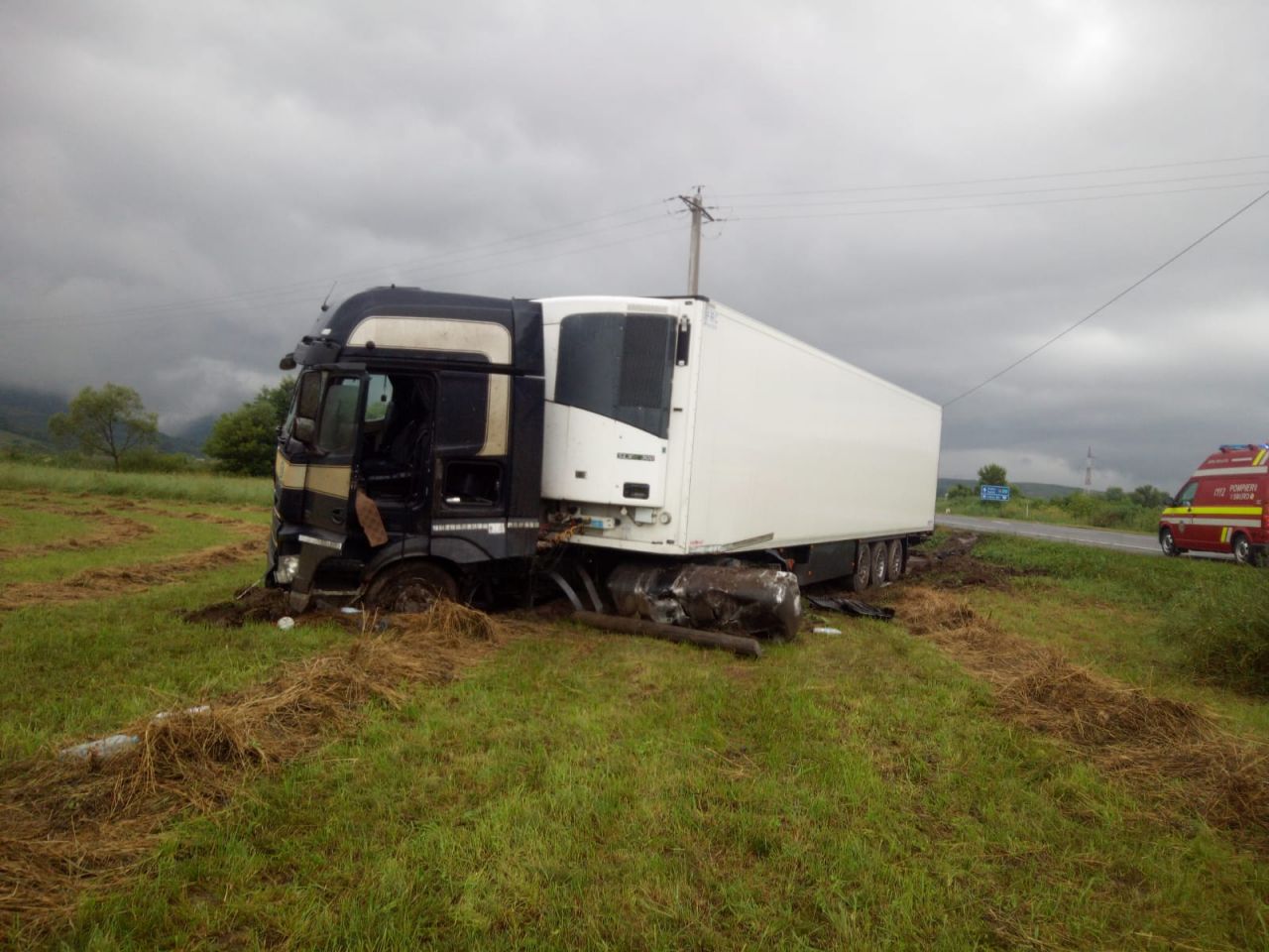 Un TIR „a ieșit din peisaj” în localitatea Căpușu Mare. Șoferul a fost transportat la spital