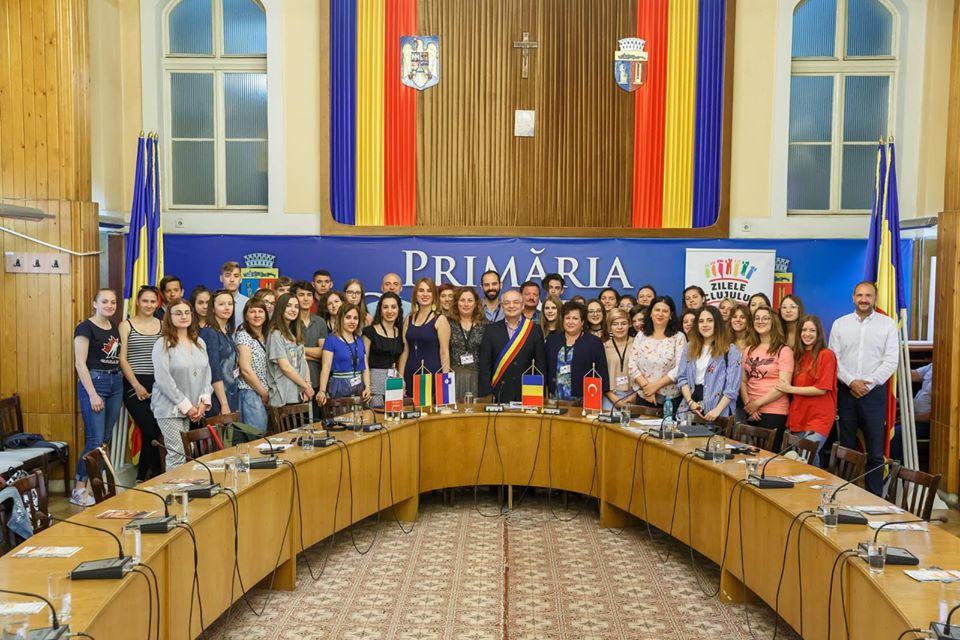 Din septembrie, elevii se pregătesc de un sistem „hibrid”. Ce investiție pregătește Primăria Cluj-Napoca pentru debutul noului an școlar?