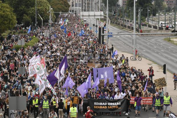 PROTESTE în Ungaria. Sute de persoane au ieșit în stradă, vineri