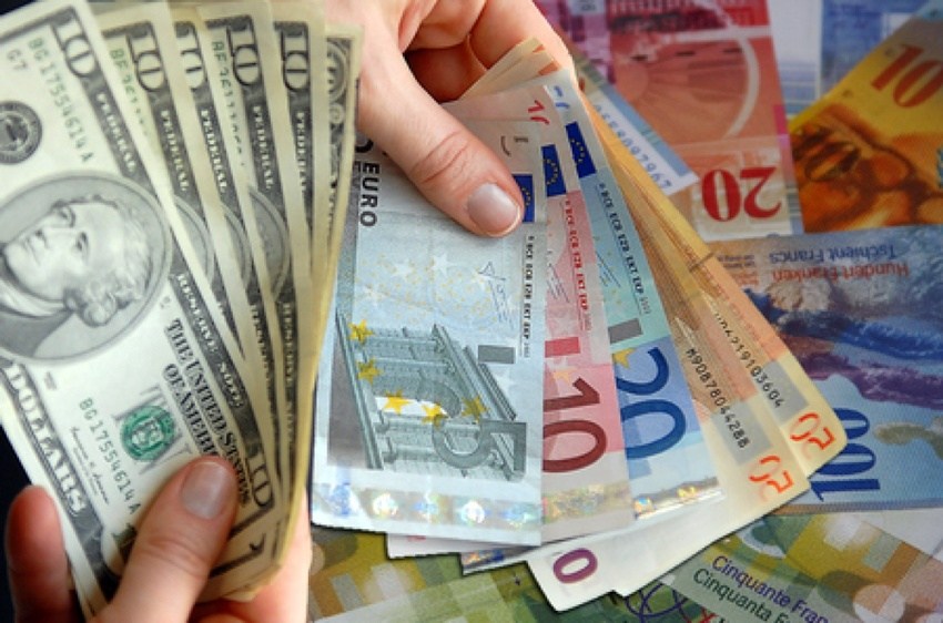 ANALIZĂ VALUTARĂ: Dolarul a scăzut de la începutul lunii cu 14,5 bani