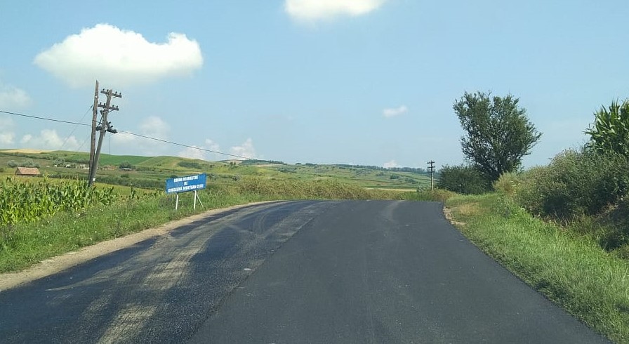 Asfalt proaspăt pe un drum județean din Cluj