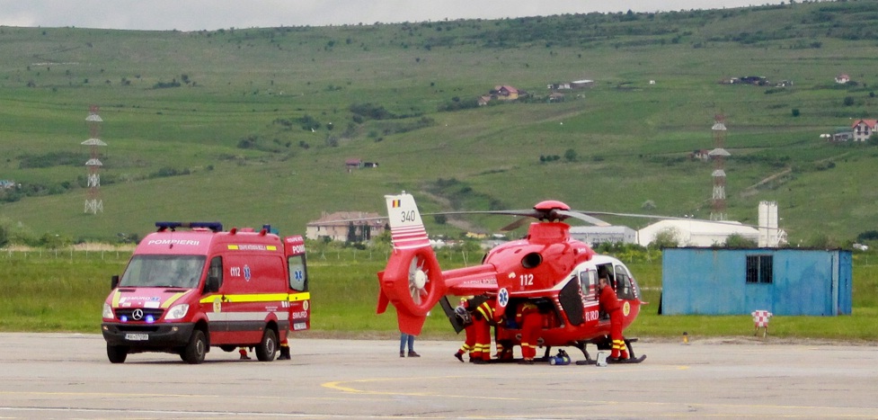 Doi pacienți cu COVID-19, intubați, transferați cu elicopterul la Cluj-Napoca de la Brașov