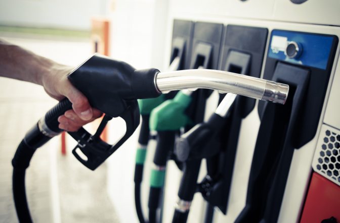 România, în top 3 al țărilor cu cea mai mare ieftinire a combustibilor în 2020. Câți litri poate alimenta un român cu salariul mediu